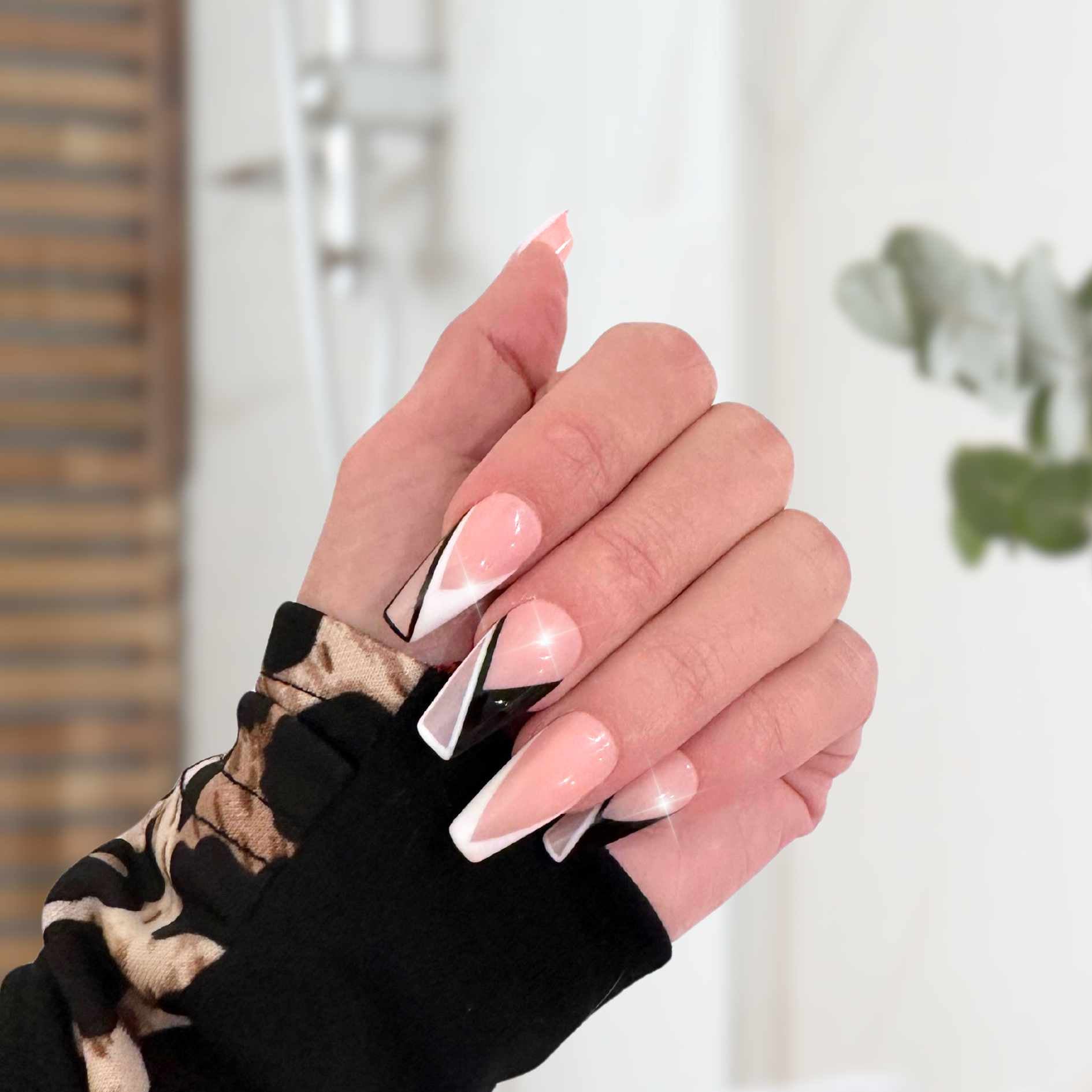 Black and White Silhouette V-French Press on Nails (10pcs)