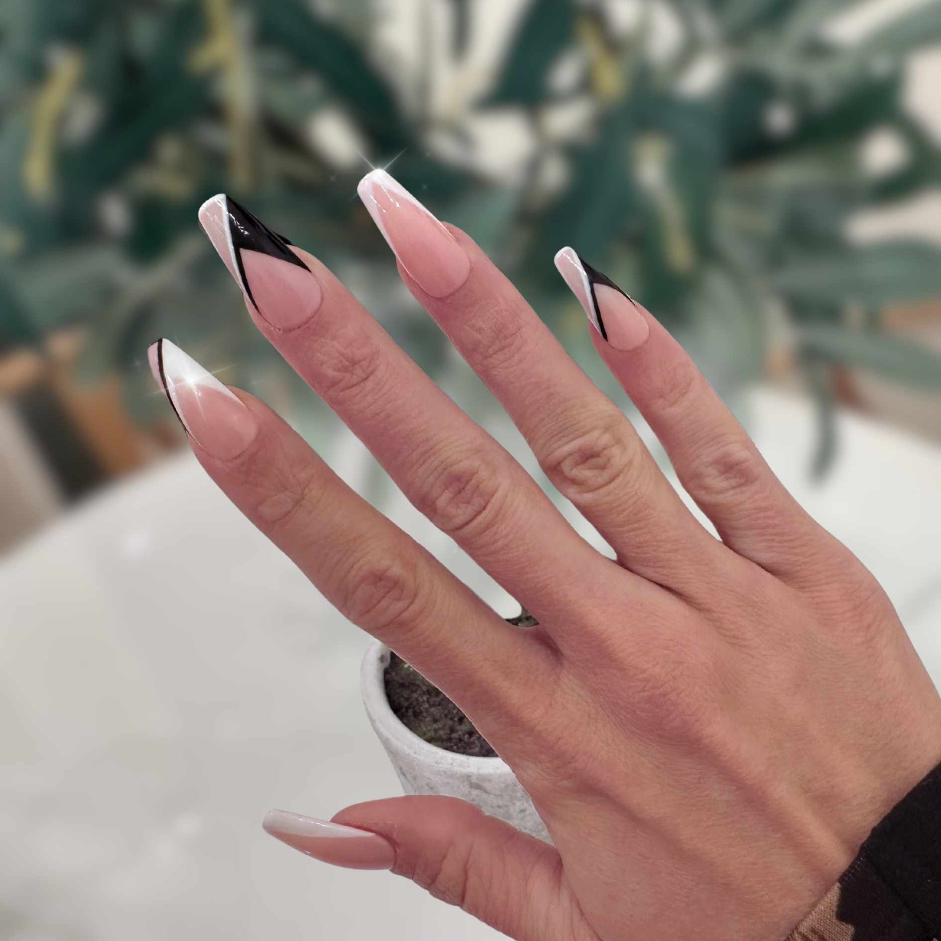 Black and White Silhouette V-French Press on Nails (10pcs)