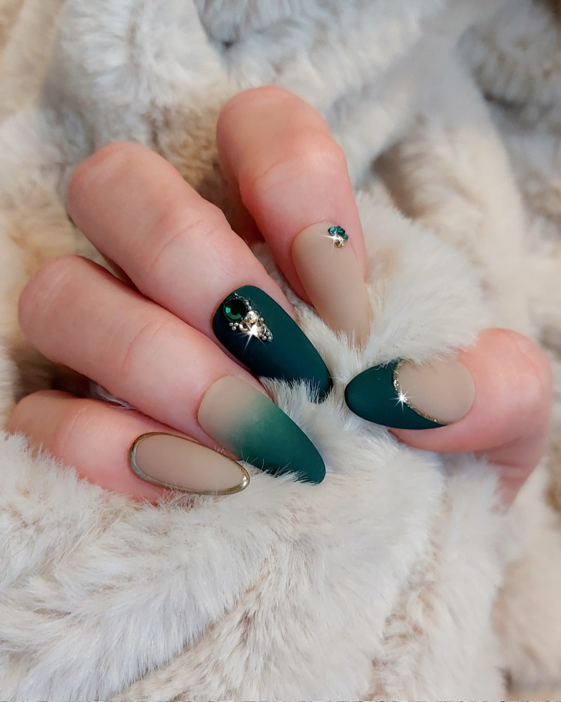 Emerald Jewels and Gold Press on Nails (10pcs)