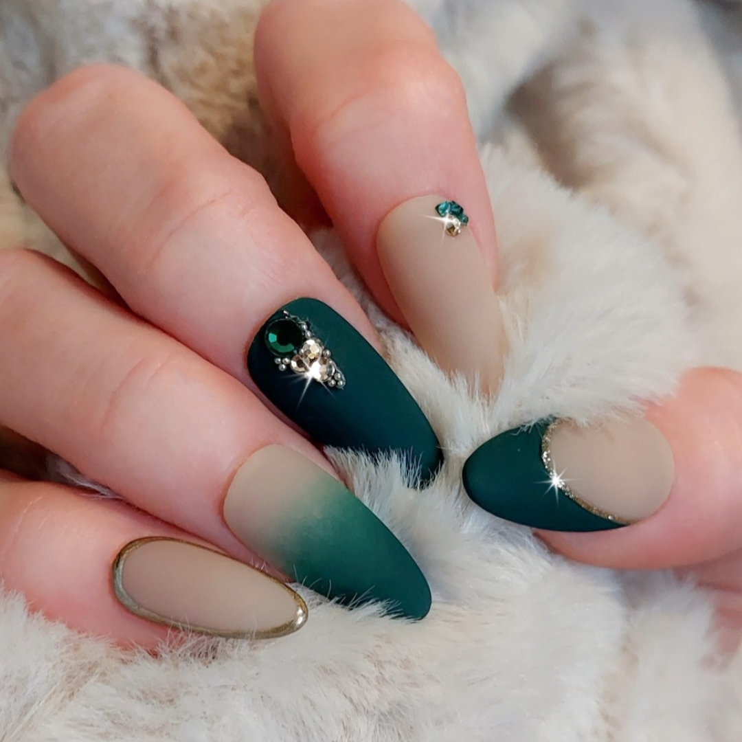 Emerald Jewels and Gold Press on Nails (10pcs)